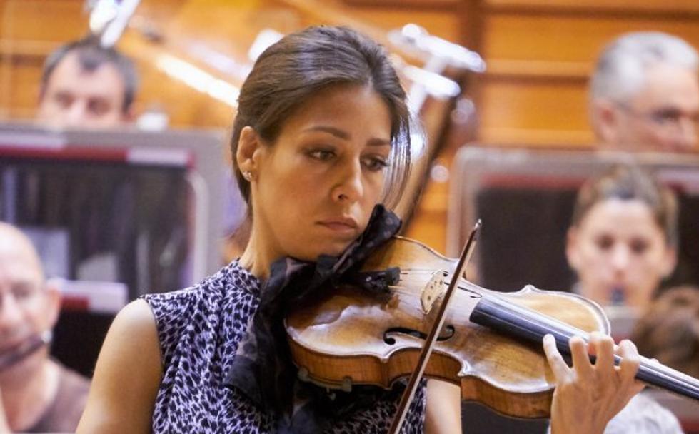 Leticia Moreno, en un ensayo con la OSE. 