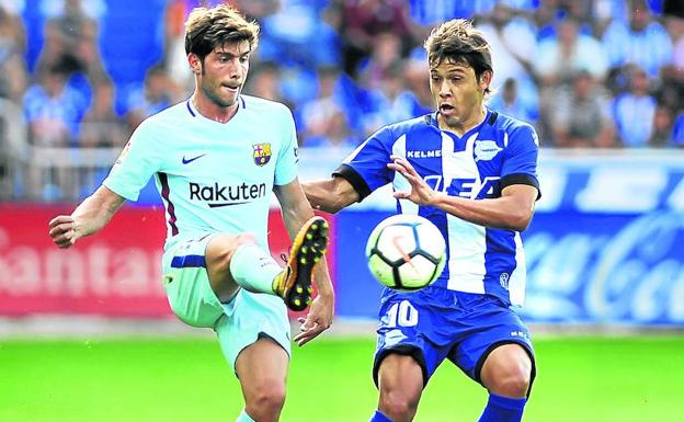 Romero presiona a Sergi Roberto en el choque disputado en Mendizorroza ante el Barcelona. 