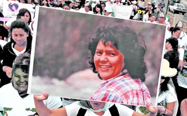 Recuerdo. Hondureñas reivindican en Tegucigalpa la figura de su líder Berta Cáceres, asesinada en 2016.