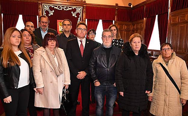 El acto de homenaje se ha celebrado al mediodía en el salón de plenos. 