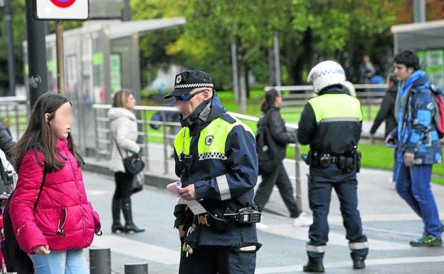 Un agente local se dispone a multar a una adolescente, en la tarde del jueves, en la calle Magdalena.