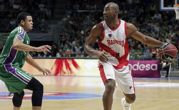 Granger, con el balón, durante el partido ante el Unicaja. 