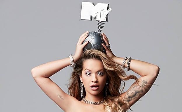 Rita Ora, presentadora del evento. 