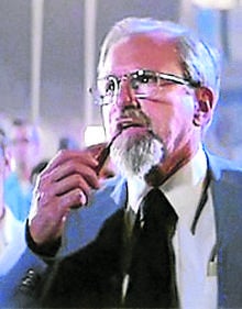 Imagen secundaria 2 - Hyke (derecha) participa en el encuentro con los visitantes.