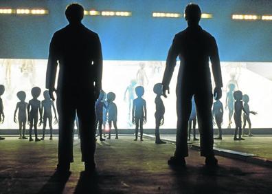 Imagen secundaria 1 - Hyke (derecha) participa en el encuentro con los visitantes.