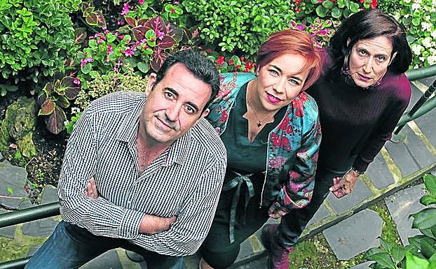 Bienvenido Muñoz, presidente de la asociación, con Nuria Cuadra e Itziar Picaza. 