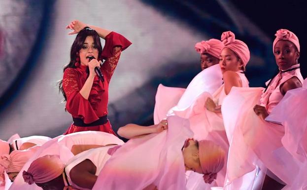 Imagen principal - Arriba, la impactante coreografía de Camila Cabello, Mejor artista Pop. Debajo, U2 recoge el premio 'Global Icon' y Rita Ora, con uno de sus extravagantes 'looks'.