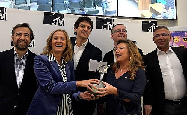 Manuel Gil, director de MTV España, Amaia del Campo, alcaldesa de Barakaldo, Unai Rementeria, diputado general, Gotzone Sagardui, concejala de alcaldía, David Lynn, director ejecutivo de la división internacional de Viacom, Raffaele Annecchino, director ejecutivo de MTV para Europa, África y Oriente Medio.