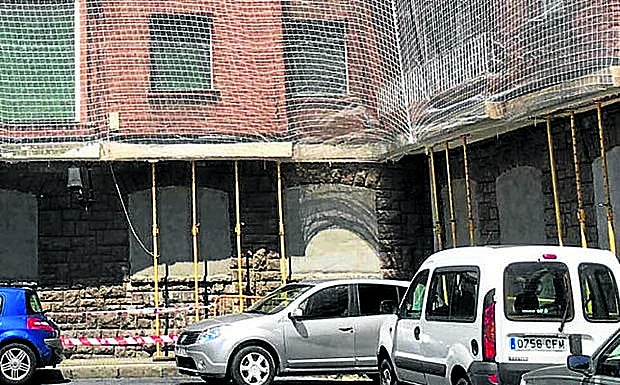 Los edificios desalojados languidecen en el corazón del barrio. 