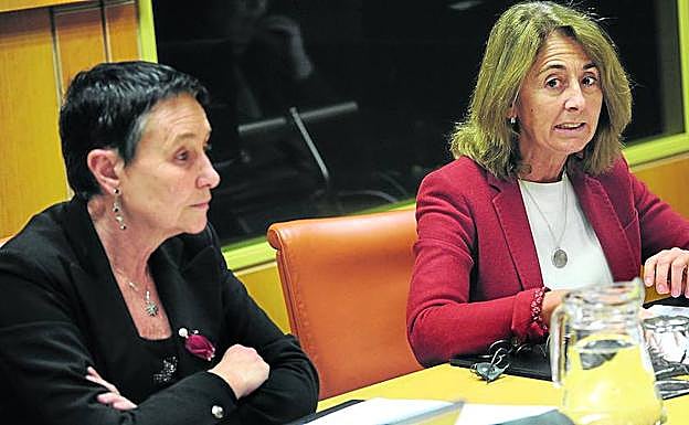 Carmen Adán, junto a la presidenta de la comisión de Trabajo y Justicia, Jone Goirizelaia.