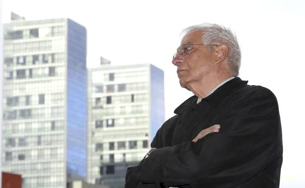 El exministro Josep Borrell durante su paseo por la ría para conmemorar el 25 aniversario de la sociedad interinstitucional Bilbao Ría 2000.