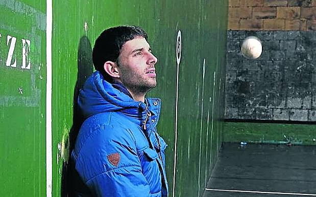 Jokin Altuna juega con una pelota en el frontón de Amezketa, su localidad natal