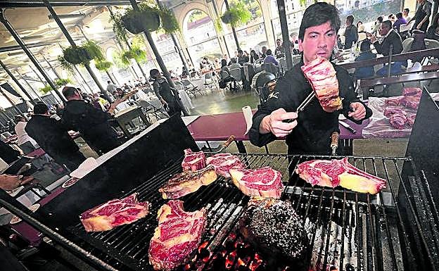 El Tinglado es el epicentro de la feria de la chuleta, el lugar en el que se asa y se come la carne.