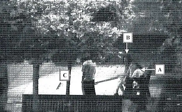 La víctima (A) es ayudada por una pareja (B y C) después de que la descubrieran en un banco llorando, en una imagen captada por una cámara de seguridad de la zona.