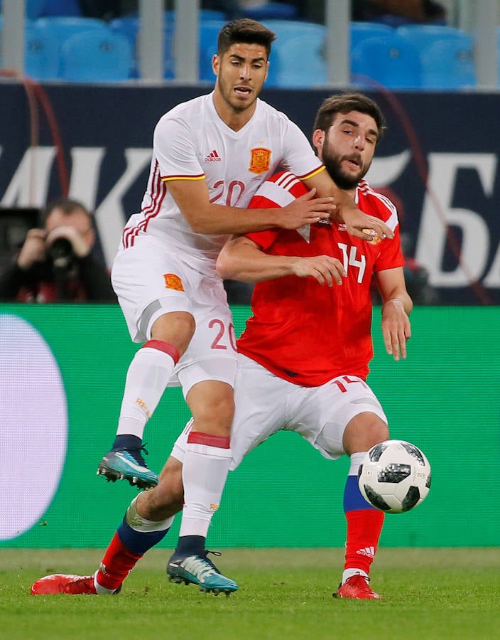 La selección española empató ante Rusia (3-3) en el amistoso disputado en la ciudad de San Petersburgo. Jordi Alba abrió la lata de cabeza y Sergio Ramos anotó dos polémicas penas máximas para los de Lopetegui. Aleksey Miranchuk y Smolov, en dos ocasiones, dieron el empate a los locales.