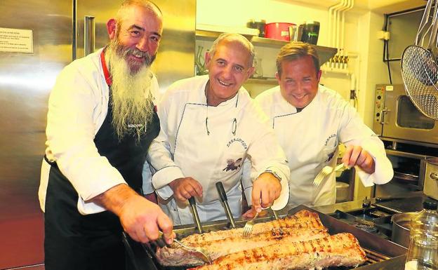 Los cocineros de Zabaldegia cocinaron el rabo durante 100 horas para desmigarlo después. 