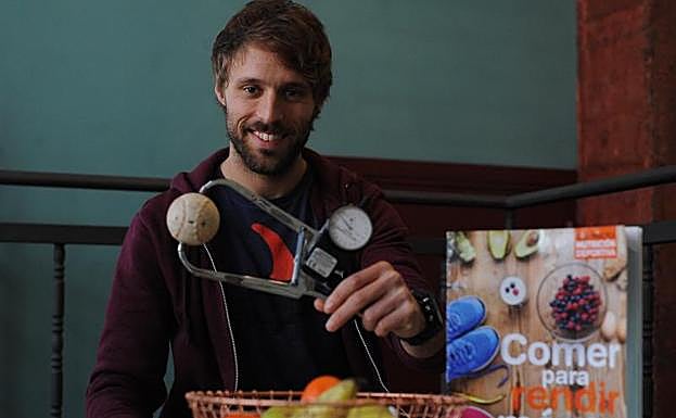 Hugo Iglesias se encarga de la nutrición del pelotari Mikel Urrutikoetxea.