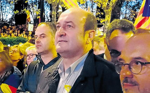 Ortuzar, en la manifestacion para pedir la liberacion de los lideres de ANC y Omnium. 