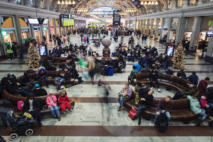 Estación Central (Estocolmo). Fue transformada en 1925 para habilitar un vestíbulo en una antigua zona de andenes, saneada por el impacto de los trenes a vapor.