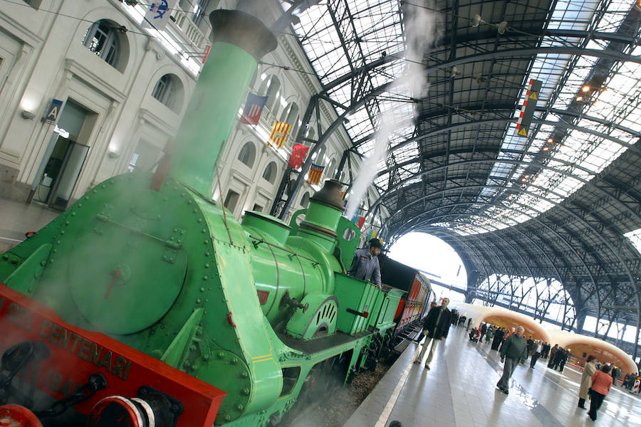 Estación de Francia (Barcelona). De carácter monumental, su gran estructura metálica es de estilo modernista. Inaugurada en 1929 con motivo de la Expo de ese año.