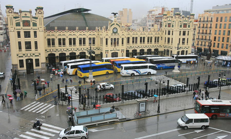 Estación del Norte (Valencia). Catalogada en 1983 como bien de interés cultural por su riqueza ornamental. Su hangar rectangular está cerrado con arcos de acero.