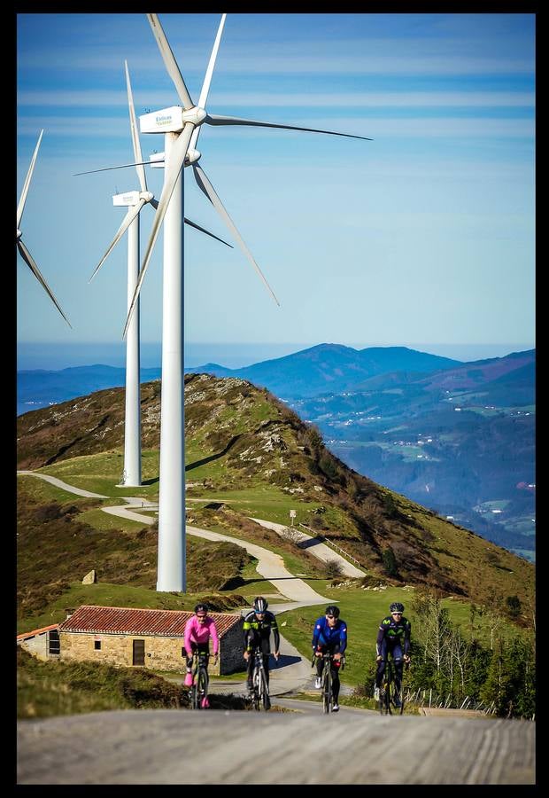 Acompañamos a cuatro ciclistas hasta la cima de Oiz, final de etapa en la ronda de 2018