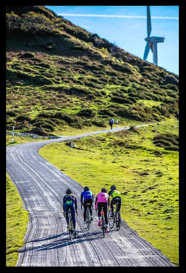 Acompañamos a cuatro ciclistas hasta la cima de Oiz, final de etapa en la ronda de 2018