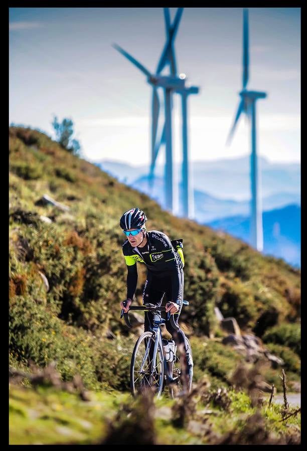 Acompañamos a cuatro ciclistas hasta la cima de Oiz, final de etapa en la ronda de 2018