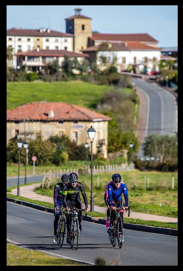 Acompañamos a cuatro ciclistas hasta la cima de Oiz, final de etapa en la ronda de 2018