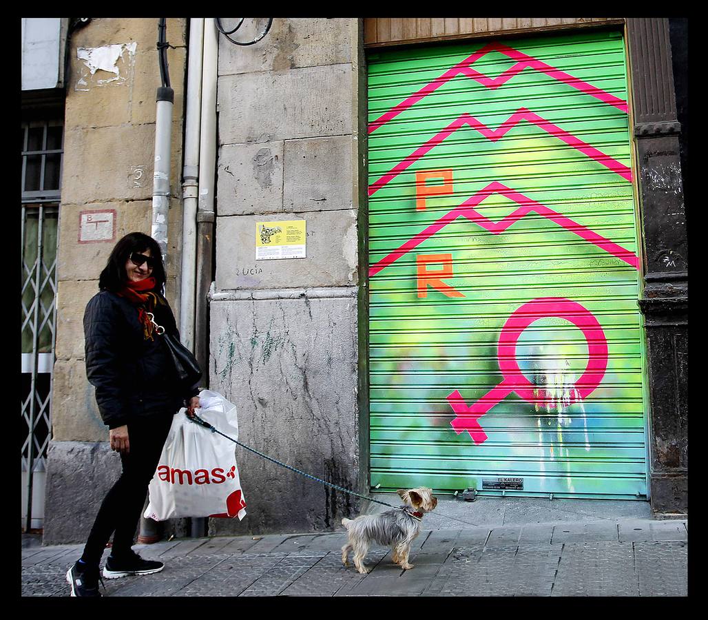 Las persianas de Bilbao La Vieja se convierten en lienzos con un proyecto cultural europeo.