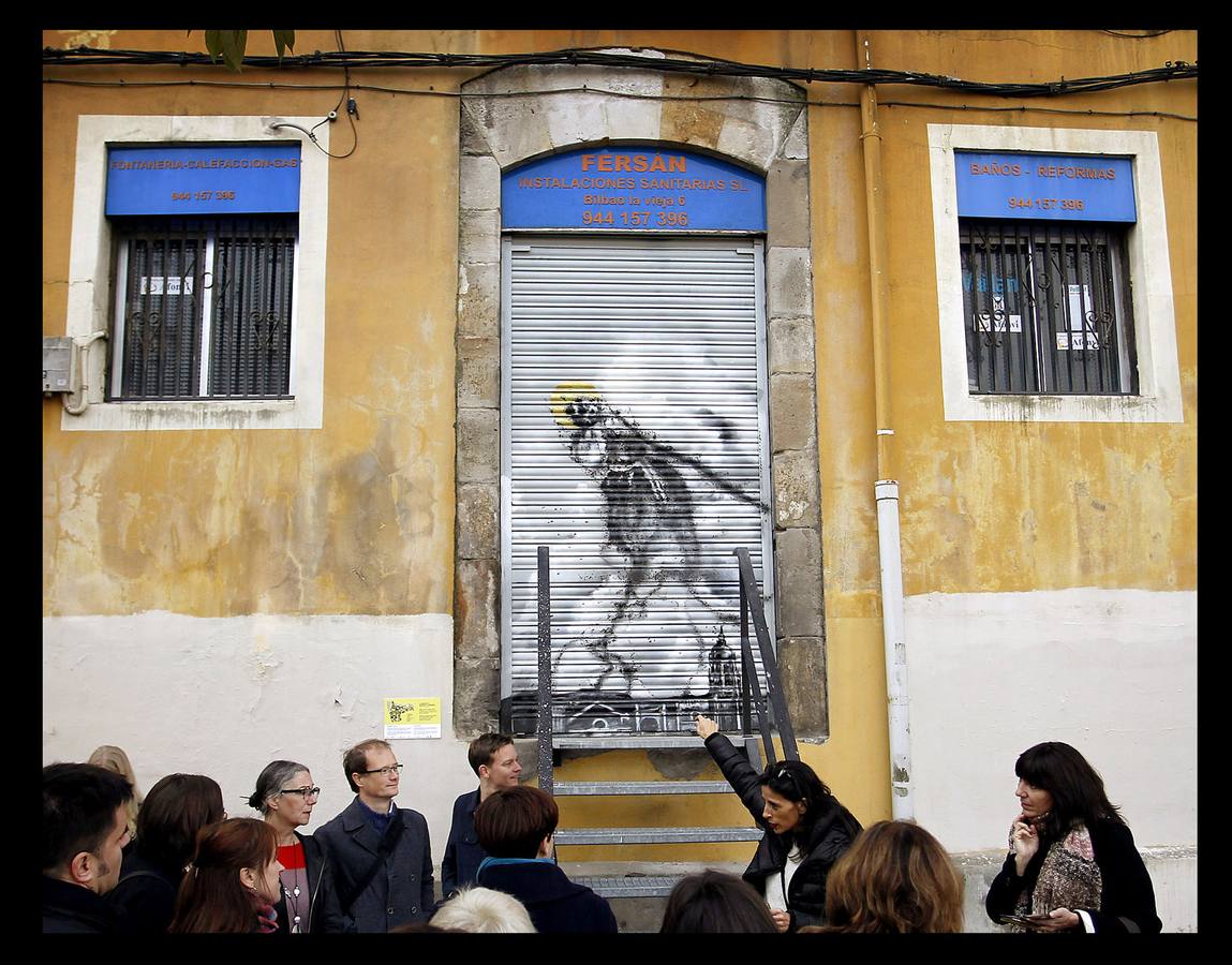 Las persianas de Bilbao La Vieja se convierten en lienzos con un proyecto cultural europeo.