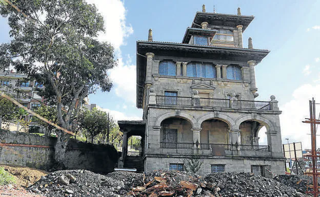 La constructora levanta ahora los garajes y la piscina. 