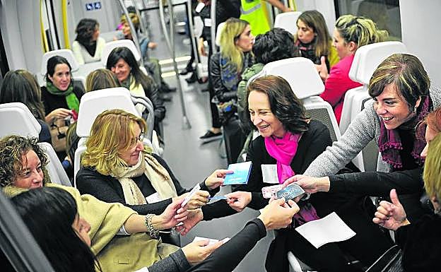 ‘Neskworking’. Empresarias de la asociación vasca EmakumeEkin, intercambian tarjetas durante el viaje en tren de Bilbao a San Sebastián.