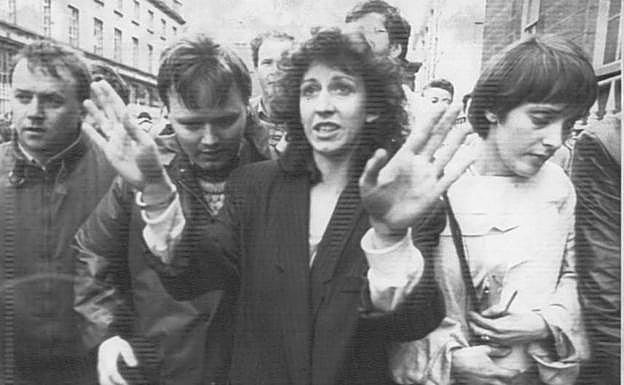 Imagen principal - Evelyn Glenholmes en unos incidentes registrados en Dublín en 1984. En las otras dos imágenes, el dirigente de ETA 'Kantauri' -con camiseta azul- y Mikel Zubimendo.