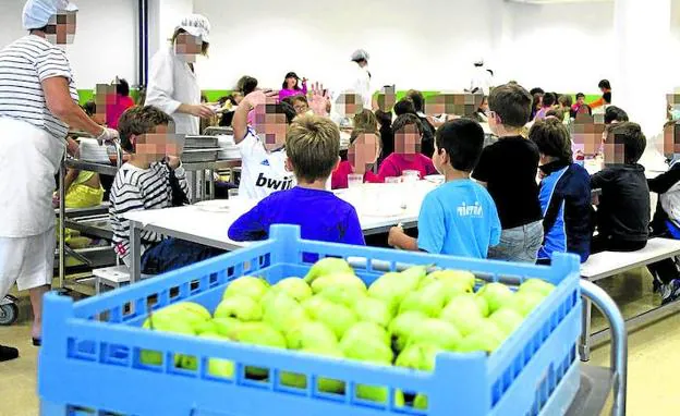 Alumnado de un centro público vasco asiste al comedor. 