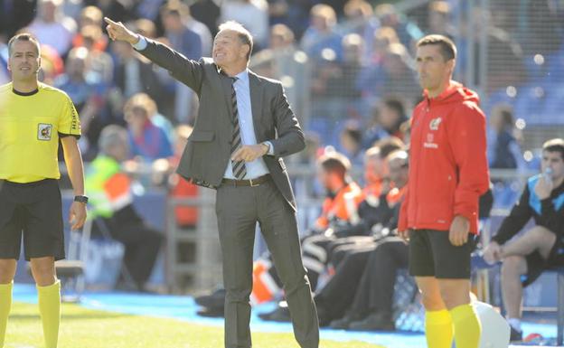 De Biasi da instrucciones a sus jugadores en Getafe.