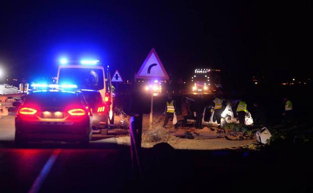 Varios agentes trabajan en el lugar de un accidente de tráfico con víctimas. 