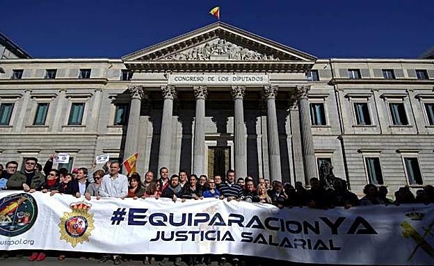 Policías y Guardias Civiles frente al Congreso de los Diputados. 