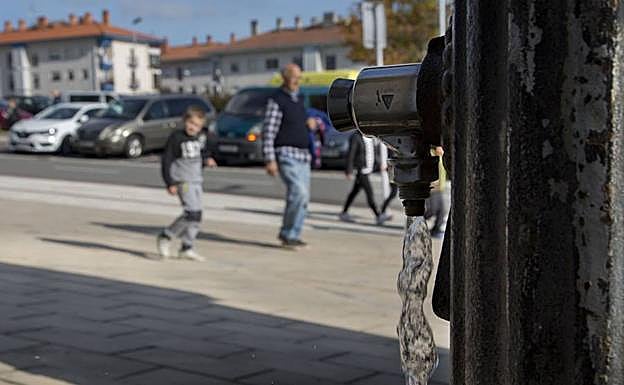 Una fuente de agua en una calle de Usurbil.