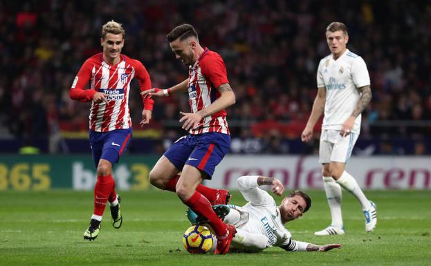 Sergio Ramos intenta cortar el avance de Saúl en el derbi madrileño del pasado fin de semana en el Wanda Metropolitano. 