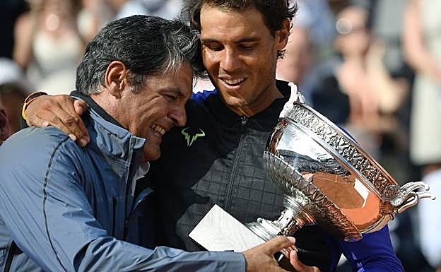 Toni y Rafa con el trofeo de Roland Garros, el pasado mes de junio en París