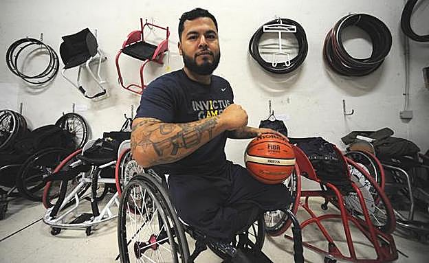 El jugador del Bidaideak Bilbao BSR lleva tatuado su historial militar en su brazo derecho. 