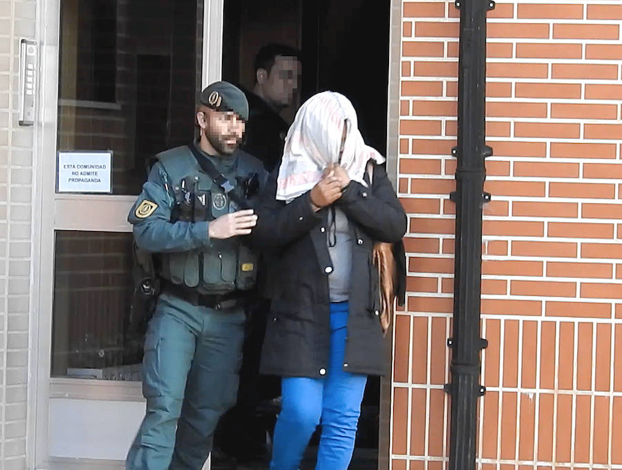 La Guardia Civil se lleva a una mujer de su vivienda de Arabella.