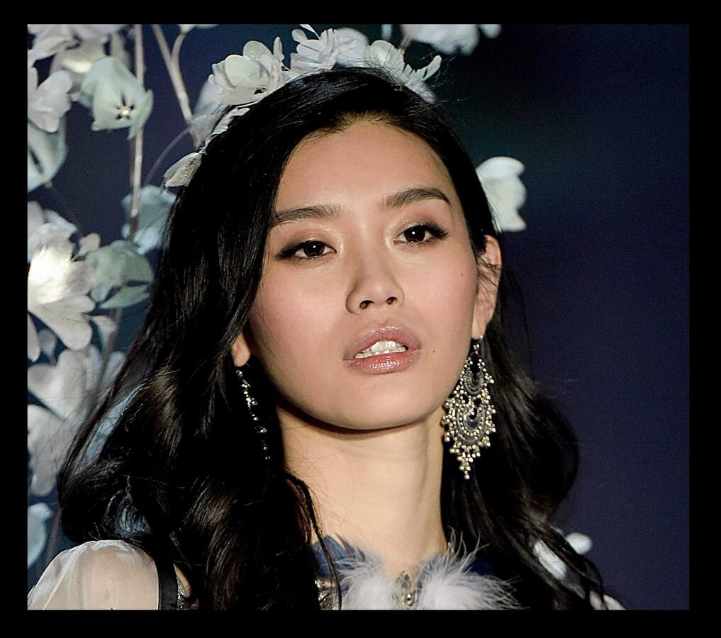 La modelo Ming Xi durante el desfile de Victoria's Secret en Shanghai. p
