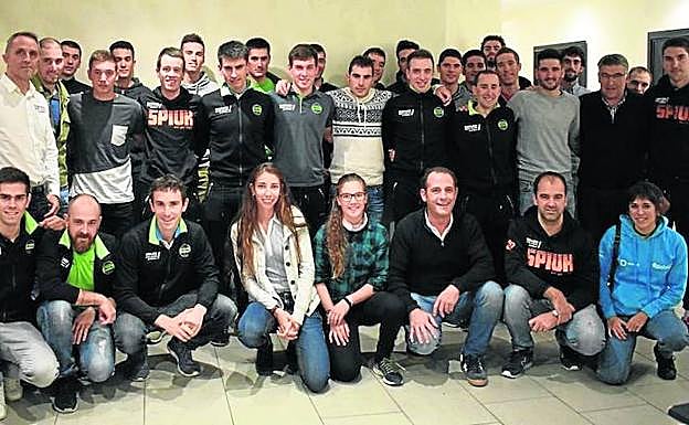 La plantilla masculina del Murias y la femenina del Bizkaia-Durango, unidas en 2018.