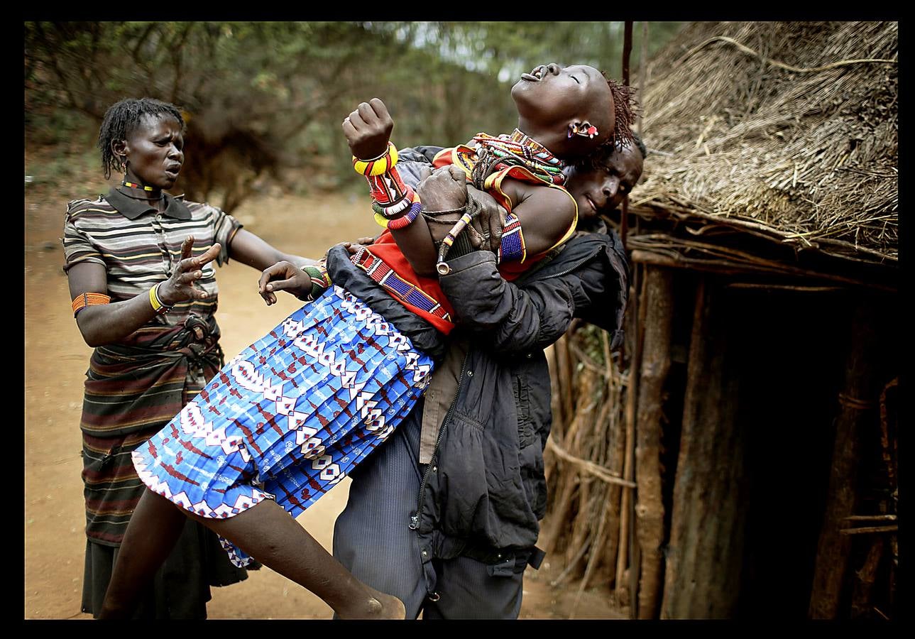 Una joven de Kenya de la tribu Pokot en el momento en el que su familia le vende para que se case con un hombre como parte de la tracidional ceremonia. En la tribu, las jóvenes son vendidas por sus padres por 20 cabras, tres camellos y 10 vacas. Muchas de las chicas no saben que han sido vendidas hasta que sus maridos vienen a por ellas.