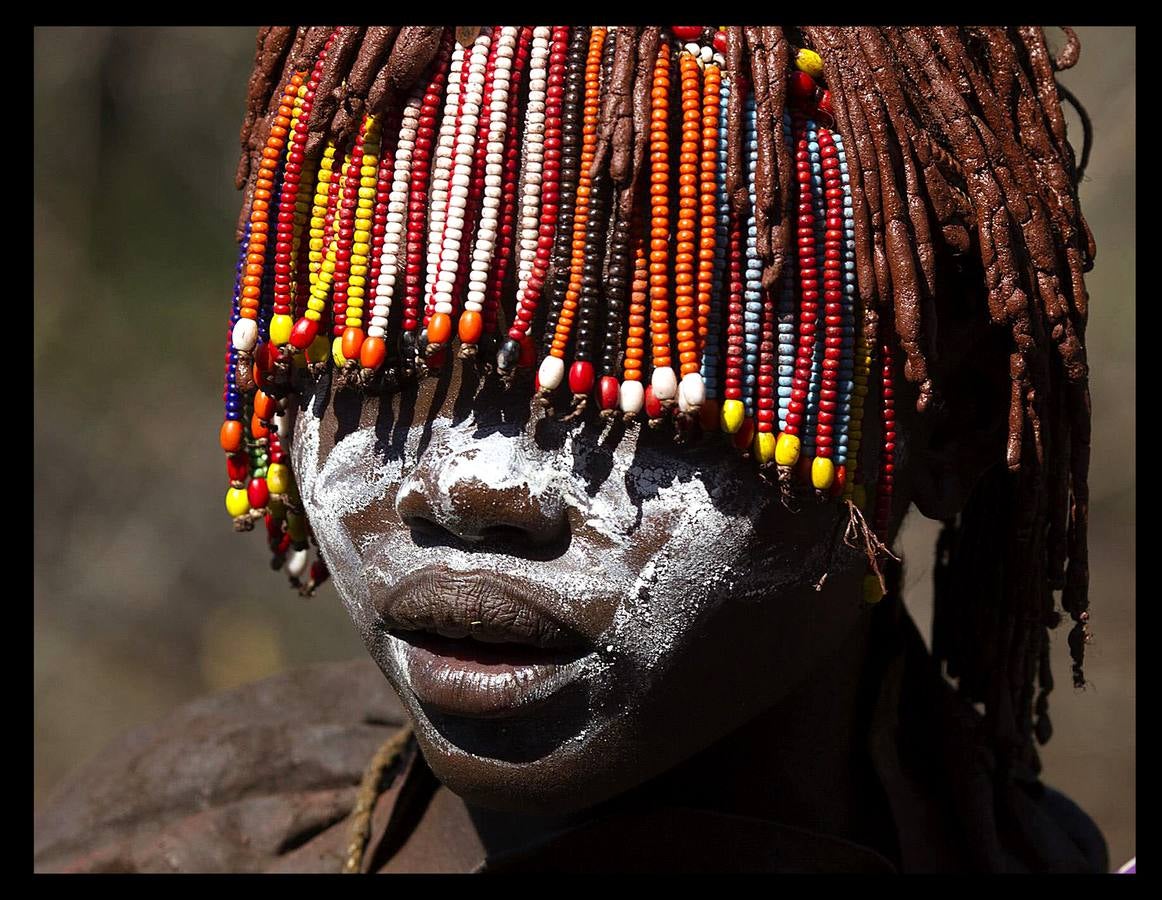 Una joven de Kenya de la tribu Pokot en el momento en el que su familia le vende para que se case con un hombre como parte de la tracidional ceremonia. En la tribu, las jóvenes son vendidas por sus padres por 20 cabras, tres camellos y 10 vacas. Muchas de las chicas no saben que han sido vendidas hasta que sus maridos vienen a por ellas.