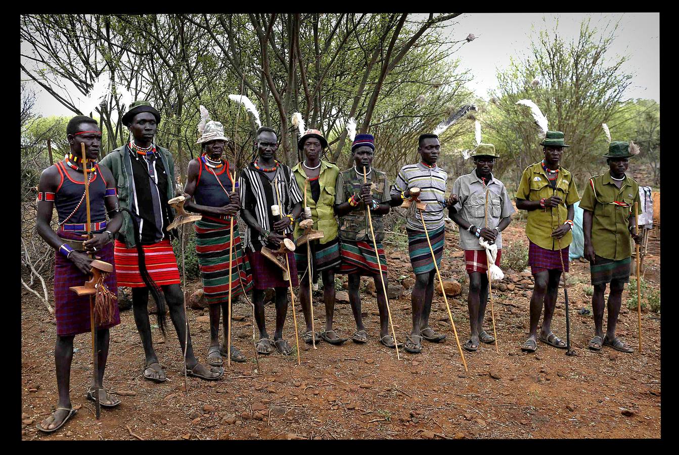 Una joven de Kenya de la tribu Pokot en el momento en el que su familia le vende para que se case con un hombre como parte de la tracidional ceremonia. En la tribu, las jóvenes son vendidas por sus padres por 20 cabras, tres camellos y 10 vacas. Muchas de las chicas no saben que han sido vendidas hasta que sus maridos vienen a por ellas.