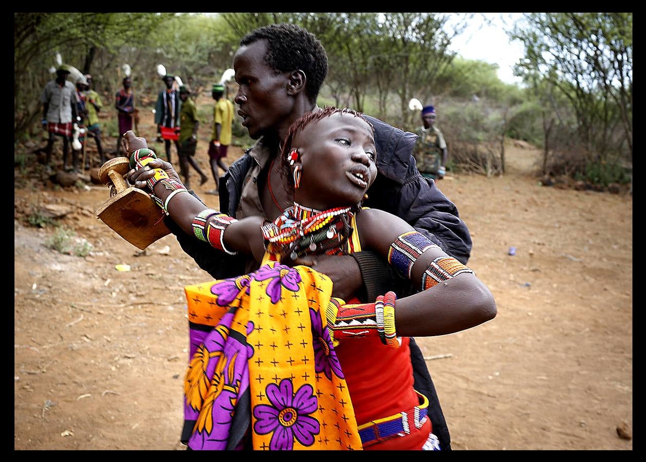 Una joven de Kenya de la tribu Pokot en el momento en el que su familia le vende para que se case con un hombre como parte de la tracidional ceremonia. En la tribu, las jóvenes son vendidas por sus padres por 20 cabras, tres camellos y 10 vacas. Muchas de las chicas no saben que han sido vendidas hasta que sus maridos vienen a por ellas.