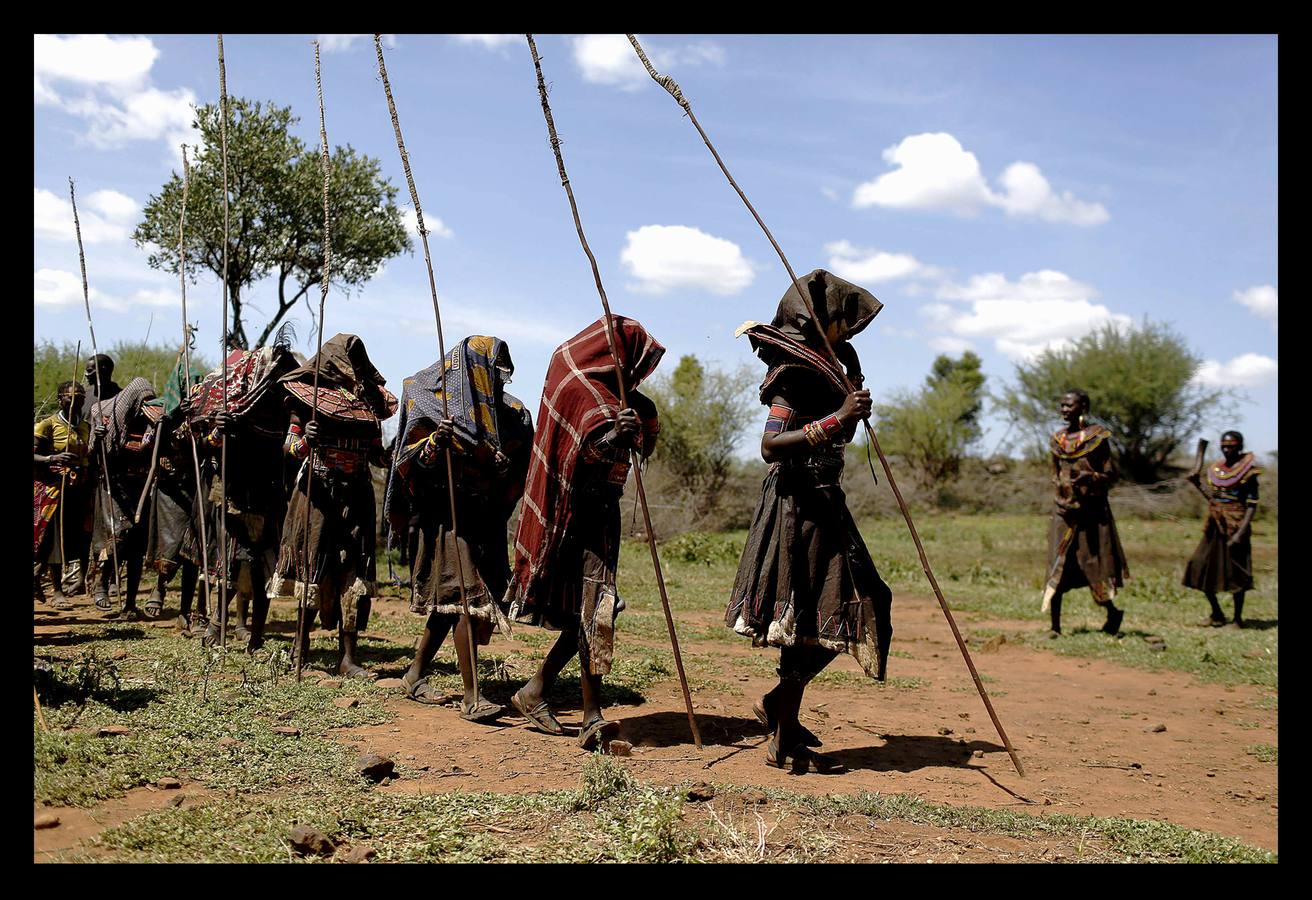 Una joven de Kenya de la tribu Pokot en el momento en el que su familia le vende para que se case con un hombre como parte de la tracidional ceremonia. En la tribu, las jóvenes son vendidas por sus padres por 20 cabras, tres camellos y 10 vacas. Muchas de las chicas no saben que han sido vendidas hasta que sus maridos vienen a por ellas.